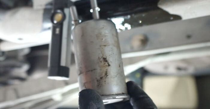 VOLVO XC70 2014 Kraftstofffilter Schritt-für-Schritt-Tutorial zum Teilewechsel