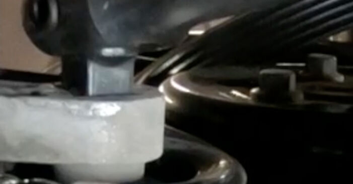 Wie schmierig ist es, selber zu reparieren: Keilrippenriemen beim Volvo S80 II 3.2 2012 wechseln – Downloaden Sie sich Bildanleitungen