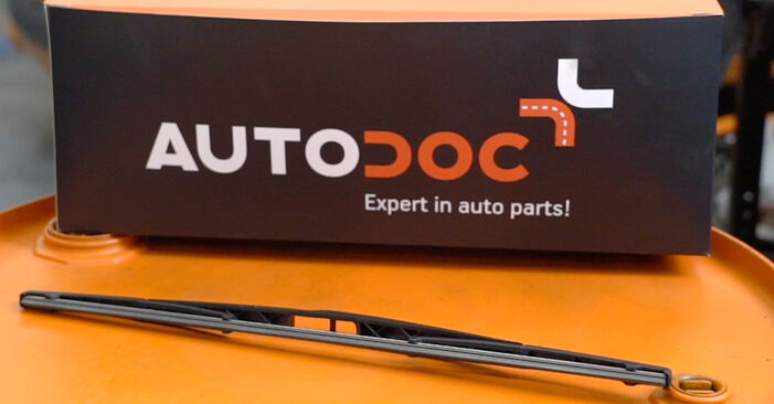How to change Wiper Blades on CITROËN C5 II (RC_) 2004 - free PDF and video manuals