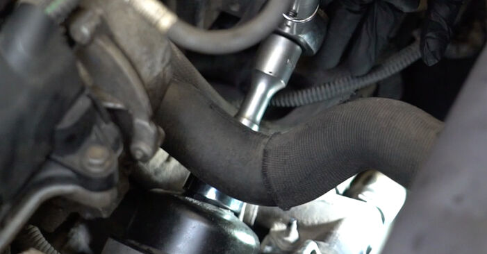 Hinweise des Automechanikers zum Wechseln von PEUGEOT 207 Stufenheck 1.6 2013 Ölfilter