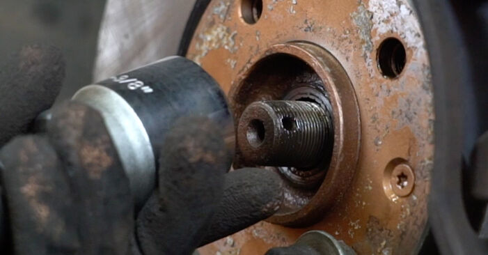Wie schmierig ist es, selber zu reparieren: Radlager beim Citroen Berlingo mk2 1.6 2014 wechseln – Downloaden Sie sich Bildanleitungen