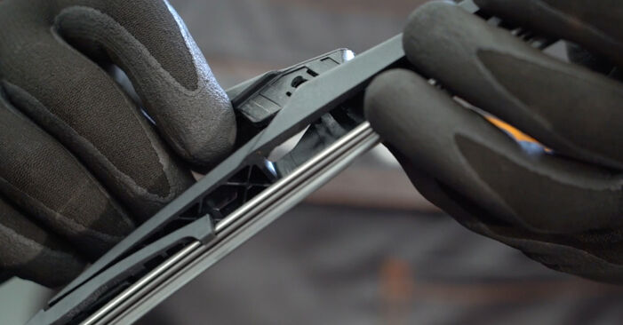 How to remove RENAULT GRAND SCÉNIC 2.0 dCi 2013 Wiper Blades - online easy-to-follow instructions