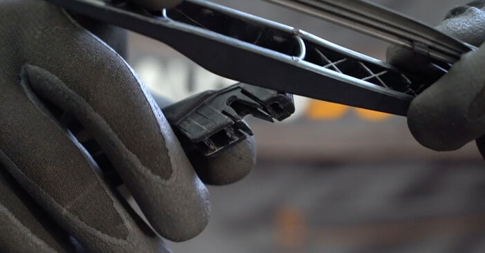 Cambie Escobillas de Limpiaparabrisas en un RENAULT Twingo III Hatchback (BCM_) 0.9 TCe 110 2017 usted mismo