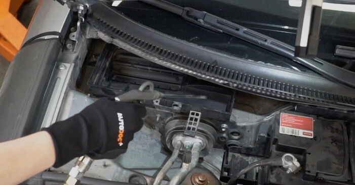 Samodzielna wymiana Filtr powietrza kabinowy w SEAT Exeo Sedan (3R2) 2.0 TFSI 2011