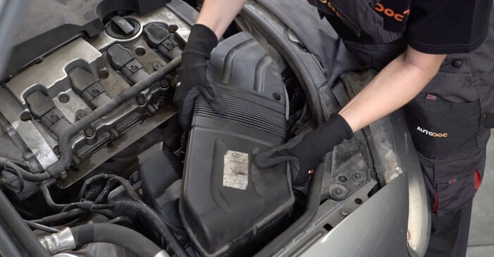 Changing Air Filter on SEAT Exeo Saloon (3R2) 1.8 TSI 2011 by yourself