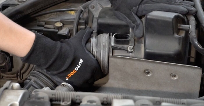 SEAT EXEO 1.6 2013 Levegőszűrő eltávolítás - online könnyen követhető utasítások