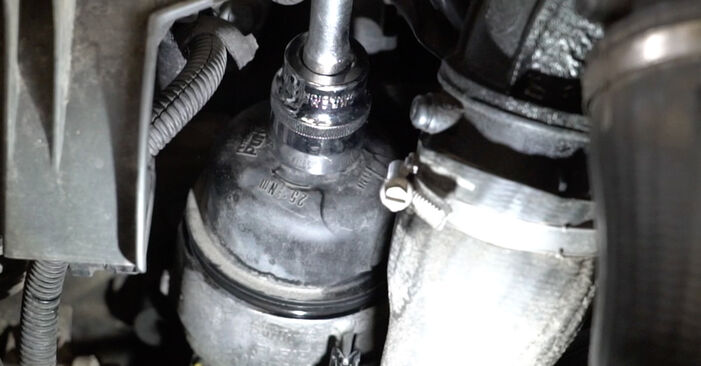 Hinweise des Automechanikers zum Wechseln von PEUGEOT 308 III Schrägheck BlueHDi 130 (FBYHZL, FBYHZT) 2023 Ölfilter