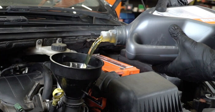 Jak wymienić Filtr oleju w PEUGEOT 308 III Hatchback Hybrid 180 (F3DGXT) 2022: pobierz instrukcje PDF i instrukcje wideo