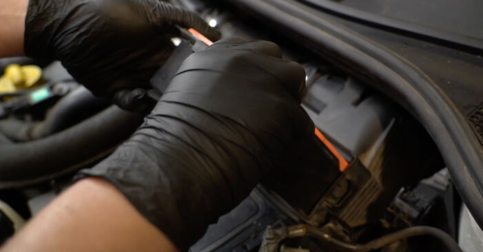 Luftfilter Nissan Juke f15 1.2 DIG-T 2012 wechseln: Kostenlose Reparaturhandbücher