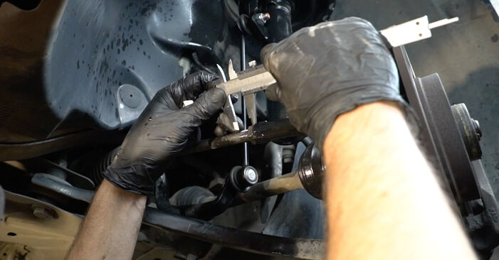 Wie kompliziert ist es, selbst zu reparieren: Spurstangenkopf am Nissan Micra k12 Cabrio 1.4 16V 2011 ersetzen – Laden Sie sich illustrierte Wegleitungen herunter