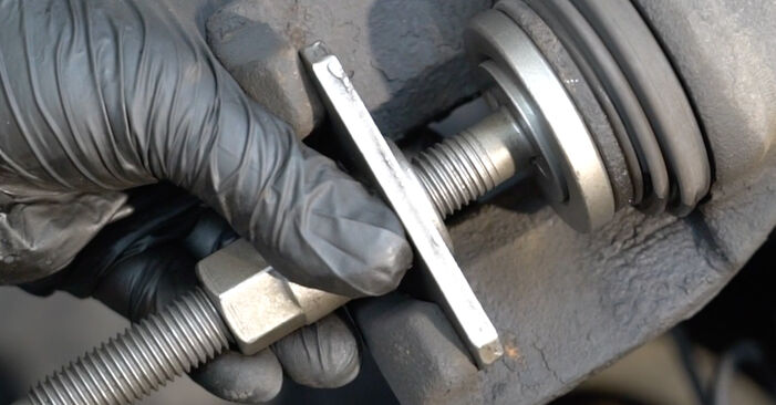 Wie lange braucht der Teilewechsel: Bremsscheiben am Nissan Micra k12 Cabrio 2013 - Einlässliche PDF-Wegleitung