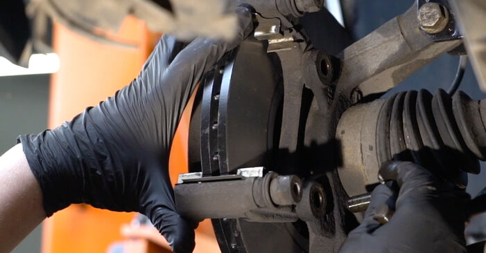 Wie man Bremsscheiben am DACIA SANDERO 2013 wechselt – Laden Sie sich PDF-Wegleitungen und Videoanweisungen herunter