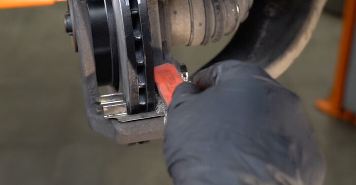 Replacing Brake Pads on Dacia Dokker Estate 2022 1.5 dCi (KEAJ, KEAH) by yourself