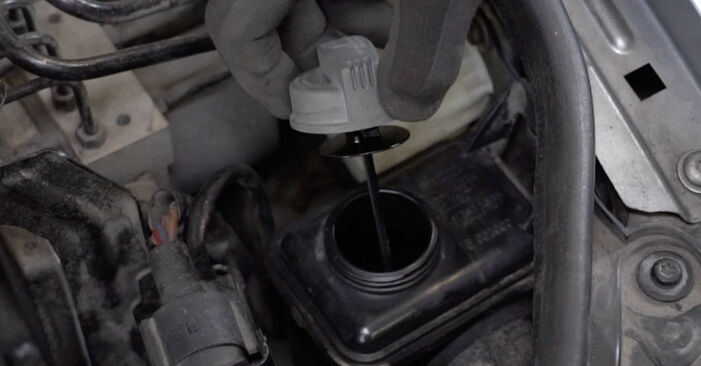 Kuinka vaikeaa on tehdä itse: Vesipumppu + Jakohihnasarja-osien vaihto VW PASSAT -autoon - lataa kuvitettu opas