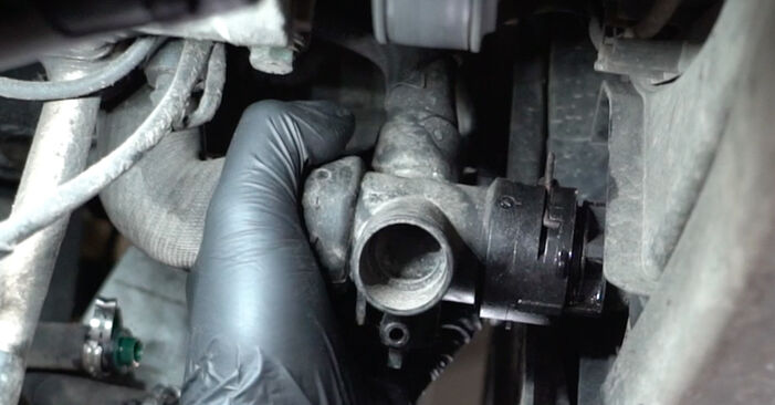 Wie kompliziert ist es, selbst zu reparieren: Wasserpumpe + Zahnriemensatz am VW Golf 6 Cabrio 2.0 R 2011 ersetzen – Laden Sie sich illustrierte Wegleitungen herunter