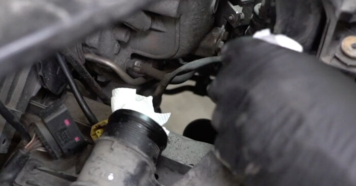 Wasserpumpe + Zahnriemensatz VW Golf 6 Cabrio 1.2 TSI 2013 wechseln: Kostenlose Reparaturhandbücher