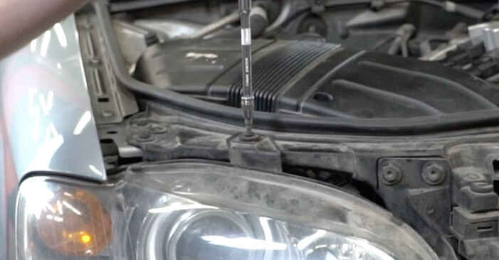 Substituir Set curea distributie VW Golf VI Cabrio (517) 1.2 TSI 2013 - tutorialul online