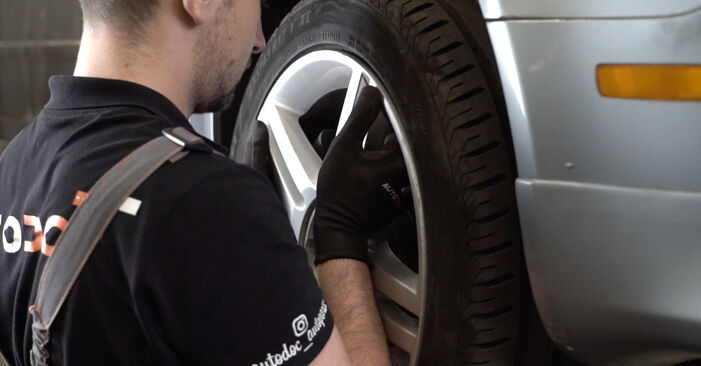 Substituir Set curea distributie VW Golf VI Cabrio (517) 1.2 TSI 2013 - tutorialul online