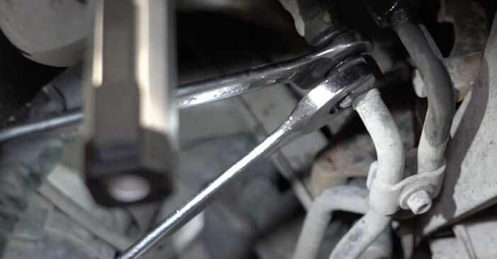 Hinweise des Automechanikers zum Wechseln von VW Golf VI Cabrio (517) 1.2 TSI 2013 Wasserpumpe + Zahnriemensatz