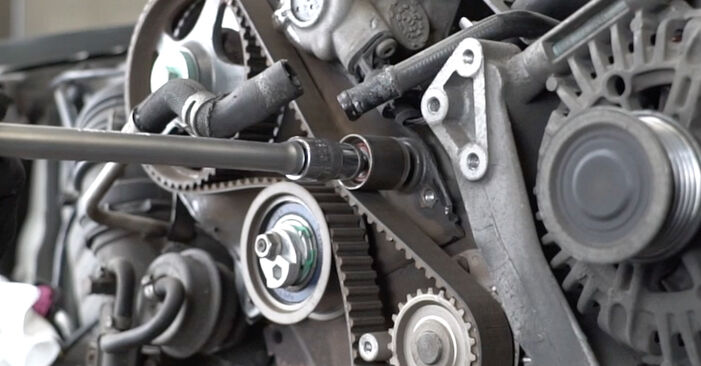 Hinweise des Automechanikers zum Wechseln von VW Golf VI Cabrio (517) 1.2 TSI 2013 Wasserpumpe + Zahnriemensatz