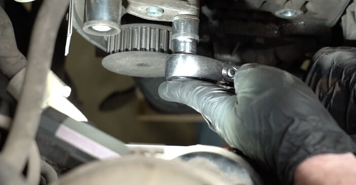 Stufenweiser Leitfaden zum Teilewechsel in Eigenregie von VW Caddy 3 kasten 2005 1.6 Wasserpumpe + Zahnriemensatz