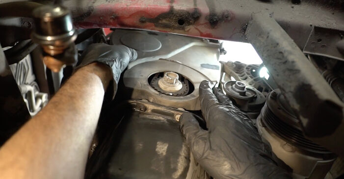 Reemplace Bomba de Agua + Kit de Distribución en un VW Caddy 3 Furgón 2014 1.9 TDI usted mismo