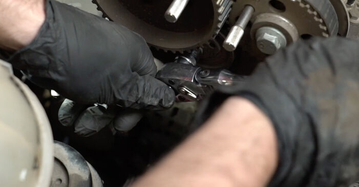 Cómo reemplazar Bomba de Agua + Kit de Distribución en un VW Polo Hatchback (6R1, 6C1) 1.6 TDI 2010 - manuales paso a paso y guías en video