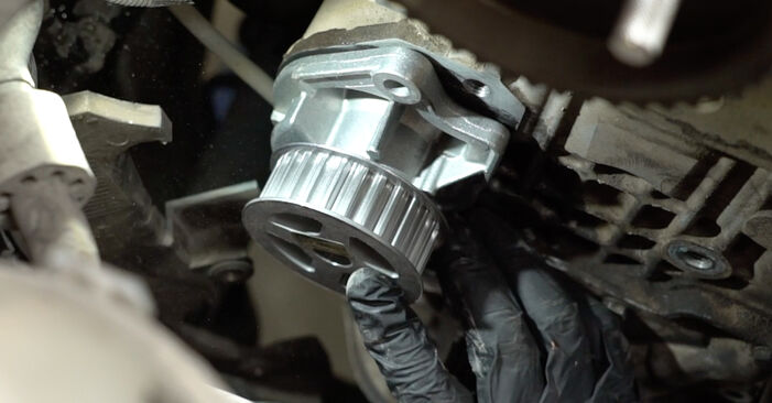 Reemplace Bomba de Agua + Kit de Distribución en un VW Caddy 3 2014 1.9 TDI usted mismo