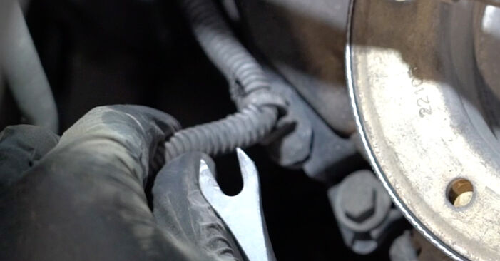 Wechseln Sie Wasserpumpe + Zahnriemensatz beim Citroën C5 Kombi 2014 2.0 HDi selber aus