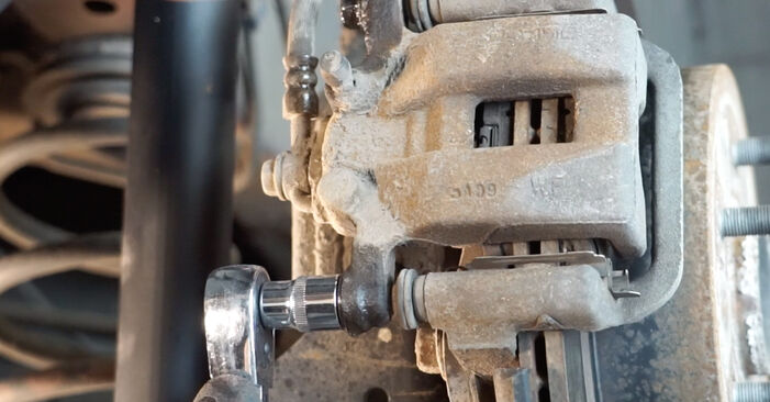 Wie kompliziert ist es, selbst zu reparieren: Bremsbeläge am INFINITI G Coupe 3.7 2013 ersetzen – Laden Sie sich illustrierte Wegleitungen herunter