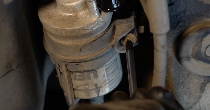Ersetzen Sie Kraftstofffilter am VW POLO VIVO Stufenheck 1.6 2013 selber