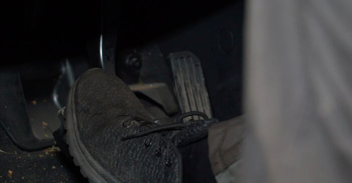Hvordan bytte SEAT Toledo III (5P2) 1.6 2006 Bremsecaliper selv – veiledning på nettet