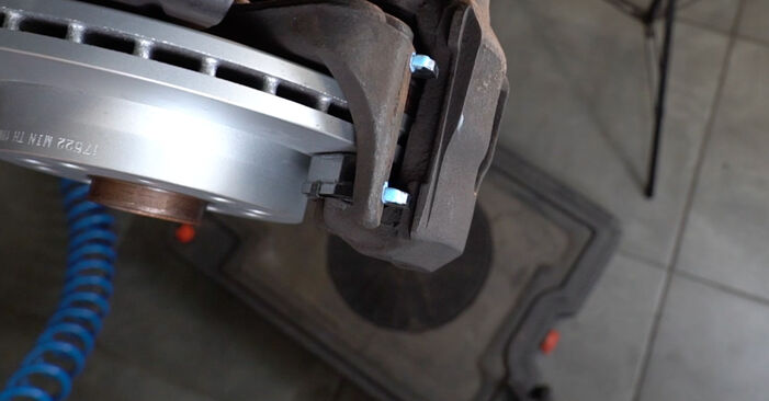 Wie problematisch ist es, selber zu reparieren: Bremssattel beim Seat Cordoba 6L2 1.4 16V 2008 auswechseln – Downloaden Sie sich bebilderte Tutorials