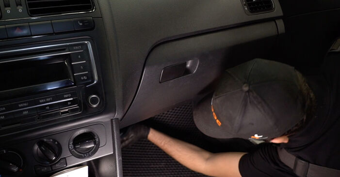 Wymiana Filtr powietrza kabinowy Audi A1 8x 1.6 TDI 2010 - darmowe instrukcje PDF i wideo