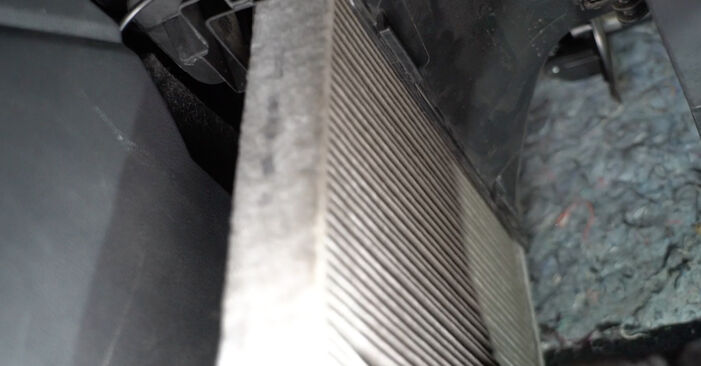Audi A1 8x 1.2 TFSI 2012 Innenraumfilter wechseln: Kostenfreie Reparaturwegleitungen