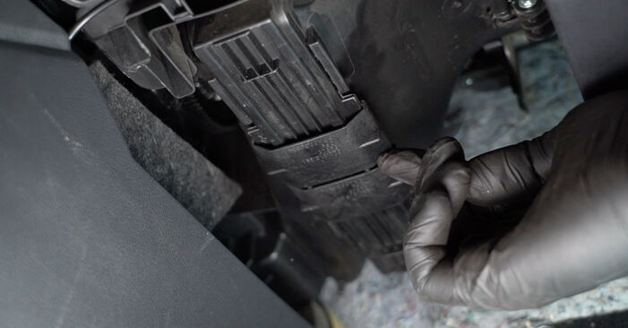 Cómo reemplazar Filtro de Habitáculo en un SEAT Toledo IV Hatchback (KG3) 1.6 TDI 2013 - manuales paso a paso y guías en video