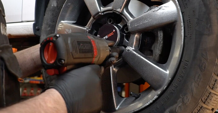 Come sostituire Tiranti barra stabilizzatrice posteriore e anteriore SEAT Toledo IV Hatchback (KG3) 1.6 (CFNA) 2013 - manuali passo passo e video guide