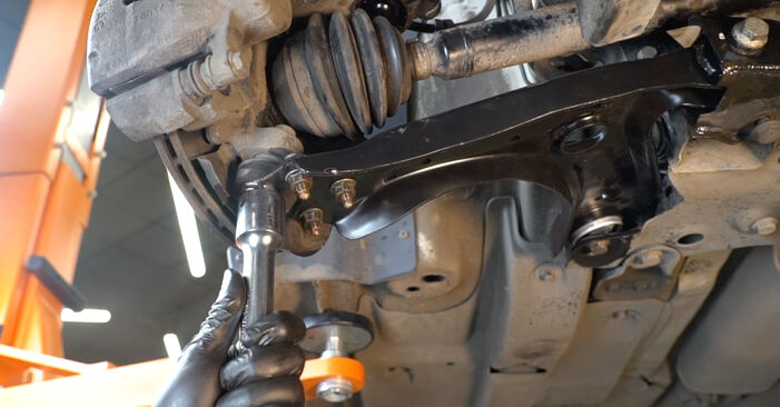 Cómo reemplazar Brazo De Suspensión en un SKODA Rapid Hatchback (NH3) 1.6 TDI 2013 - manuales paso a paso y guías en video