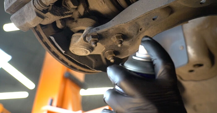 Cómo reemplazar Amortiguadores en un SEAT Ibiza IV ST (6J8, 6P8) 1.2 TDI 2011 - manuales paso a paso y guías en video
