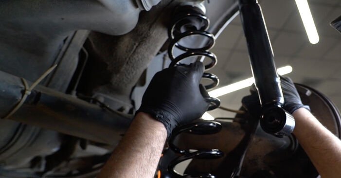 Come sostituire SEAT Toledo IV Hatchback (KG3) 1.6 TDI 2013 Molla Ammortizzatore - manuali passo passo e video guide