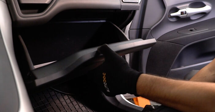 Wie man Innenraumfilter am Toyota Yaris NCP 15 2013 ersetzt - Kostenfreie PDF- und Videotipps