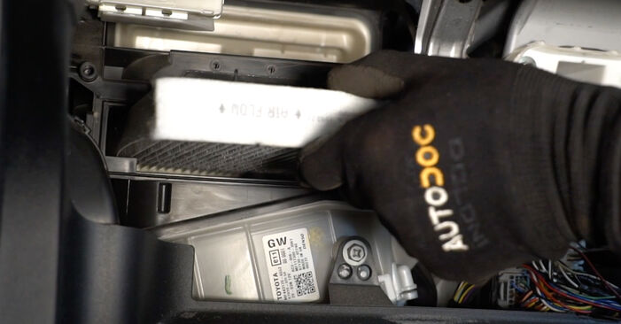 Tauschen Sie Innenraumfilter beim TOYOTA Prius Plus (ZVW4) 1.8 Hybrid (ZVW40) 2014 selbst aus