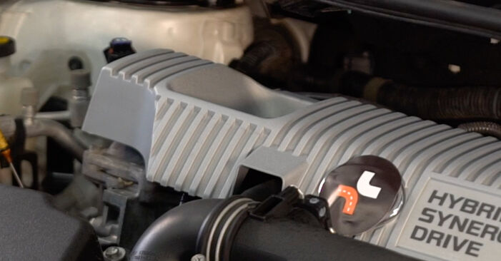Wie TOYOTA Prius Plus (ZVW4) Motoröl und Ölfilter wechseln