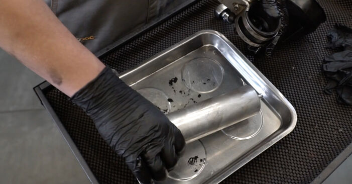Kraftstofffilter beim MINI MINI 1.6 Cooper S 2012 selber erneuern - DIY-Manual