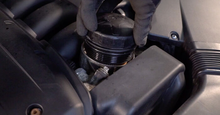 Wie schmierig ist es, selber zu reparieren: Ölfilter beim ALPINA B3 (E90) S Bi-Turbo Allrad 2013 wechseln – Downloaden Sie sich Bildanleitungen
