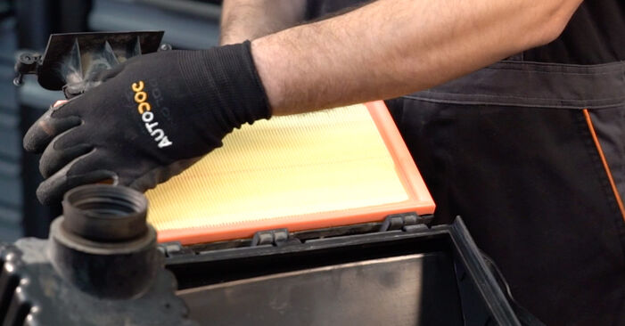 Wie kompliziert ist es, selbst zu reparieren: Luftfilter am Seat Ibiza 6J 1.2 TSI 2014 ersetzen – Laden Sie sich illustrierte Wegleitungen herunter