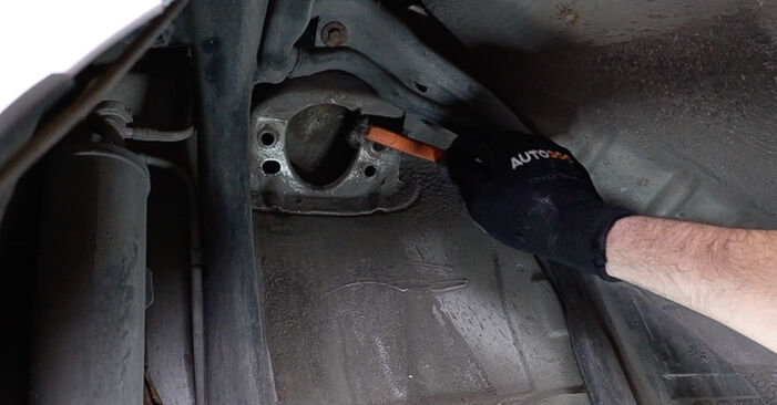 Cómo reemplazar Copelas Del Amortiguador en un SEAT IBIZA SPORTCOUPE Furgoneta/hatchback (6J1) 2013: descargue manuales en PDF e instrucciones en video