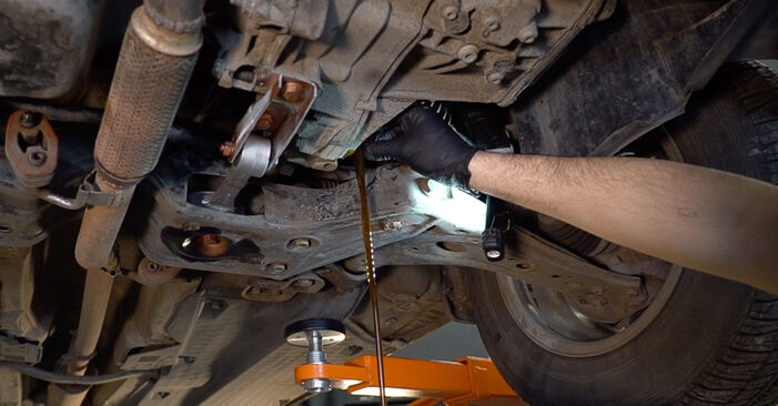 Wie man Getriebeöl und Verteilergetriebeöl am SEAT Alhambra (7V8, 7V9) 2001 wechselt – Laden Sie sich PDF-Wegleitungen und Videoanweisungen herunter
