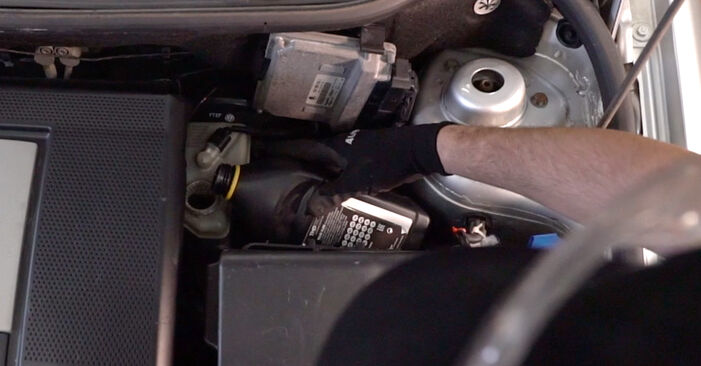 Wie man Bremsschläuche am SEAT Cordoba Limousine (6L2) 2006 ersetzt - Hinweise und Ratschläge