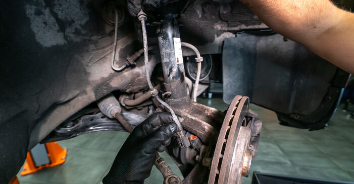 Jak zdjąć i wymienić Poduszka amortyzatora VW POLO VIVO Hatchback 1.6 16V 2014 - łatwe w użyciu instrukcje online